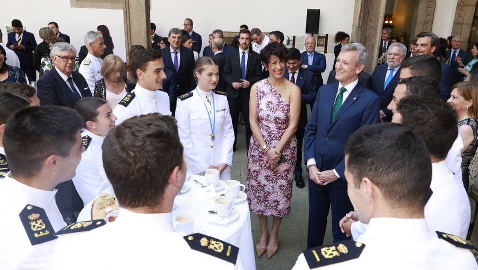 Princesa Leonor Después de recibir la medalla de oro de Galicia con colegas de Elcano