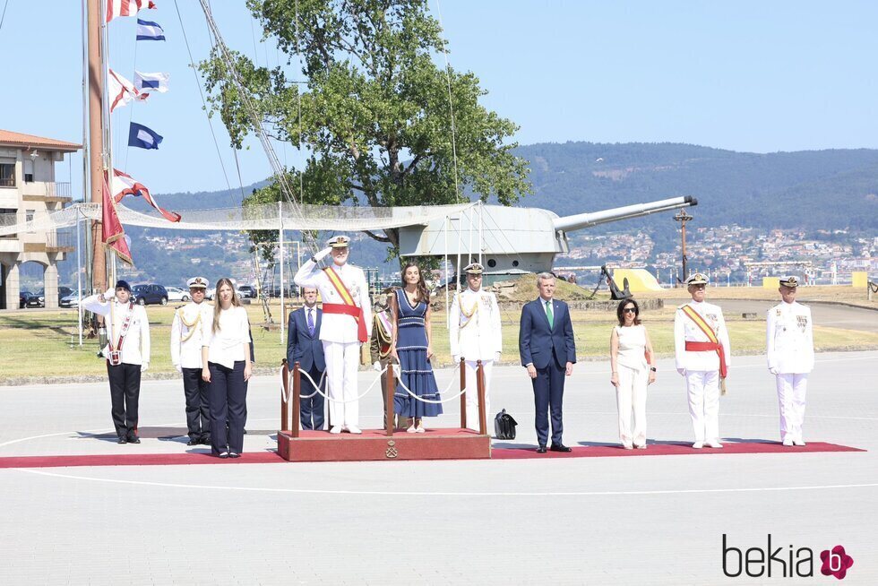 Los Reyes Felipe y Letizia y la Infanta Sofía en el acto en el que la Princesa Leonor recibió la Gran Cruz del Mérito Naval con distintivo blanco