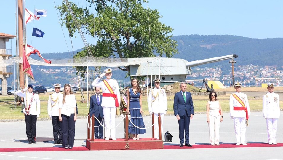 Los reyes Felipe y Letizia y la Infanta Sofía en el acto en el que la princesa Leonor recibió la gran cruz del mérito naval con Blanco distintivo