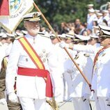 El Rey Felipe VI pasando revista en el acto en el que la Princesa Leonor recibió la Gran Cruz del Mérito Naval en Marín