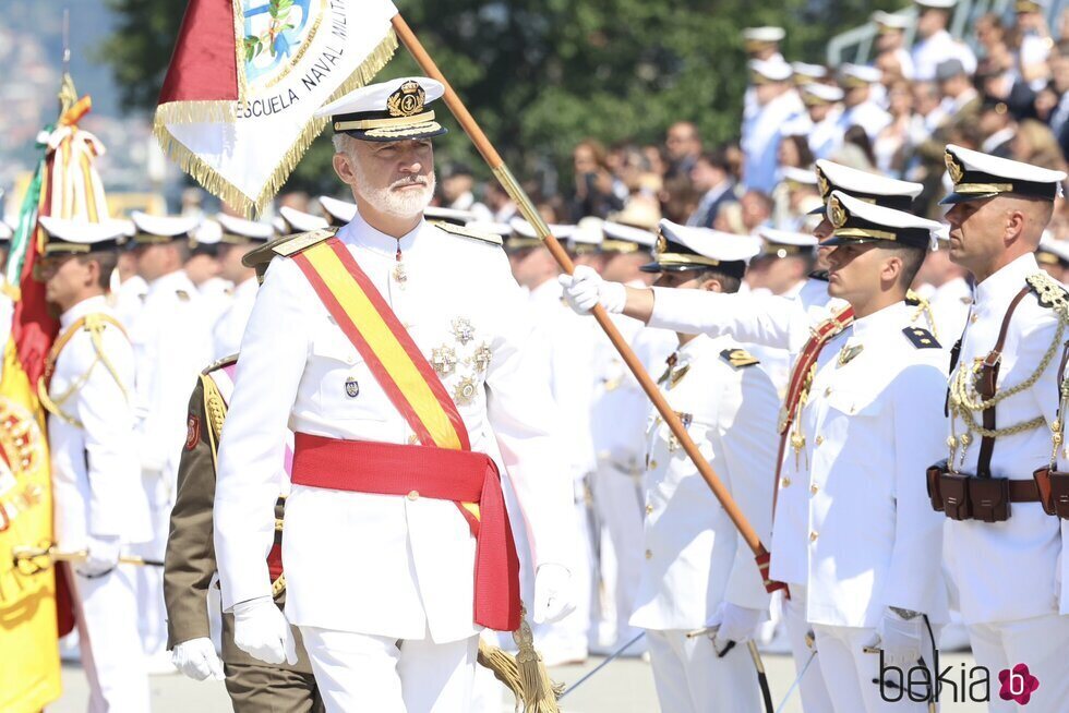 El Rey Felipe VI pasando revista en el acto en el que la Princesa Leonor recibió la Gran Cruz del Mérito Naval en Marín
