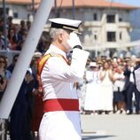 El Rey Felipe VI y la Princesa Leonor realizando el saludo militar en el acto en el que la Princesa Leonor recibió la Gran Cruz del Mérito Naval