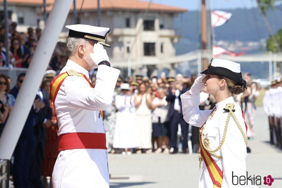 El Rey Felipe VI y la Princesa Leonor realizando el saludo militar en el acto en el que la Princesa Leonor recibió la Gran Cruz del Mérito Naval