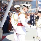 El Rey Felipe VI y la Princesa Leonor se dan la mano en el acto en el que la Princesa Leonor recibió la Gran Cruz del Mérito Naval