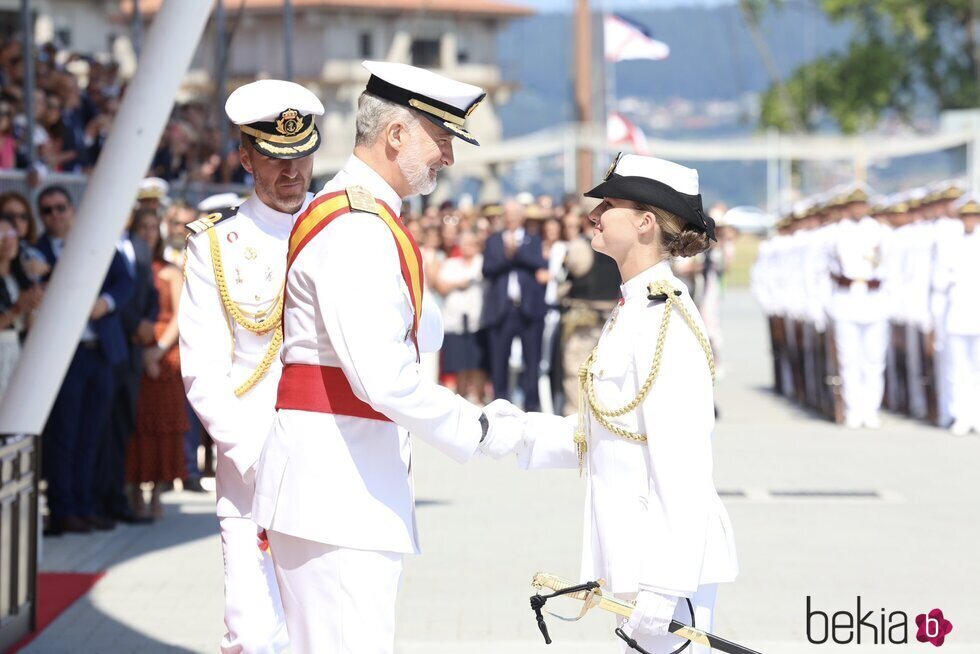 El Rey Felipe VI y la Princesa Leonor se dan la mano en el acto en el que la Princesa Leonor recibió la Gran Cruz del Mérito Naval