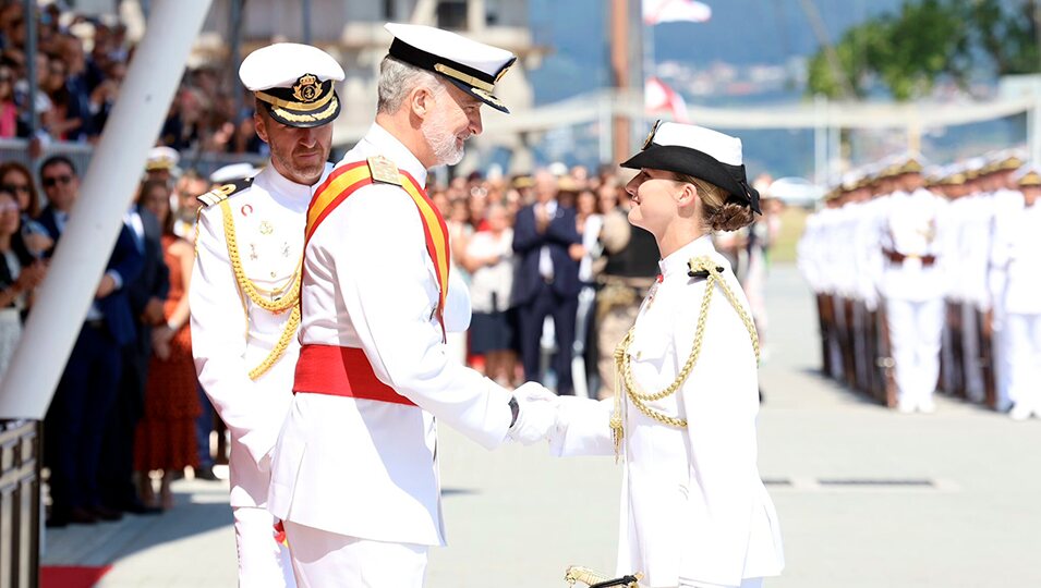 El rey Felipe VI y la princesa Leonor Shake Hands en el acto en el que la princesa Leonor recibió la gran cruz del mérito naval