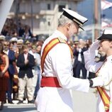 El Rey Felipe VI colocando a la Princesa Leonor la Gran Cruz del Mérito Naval en Marín