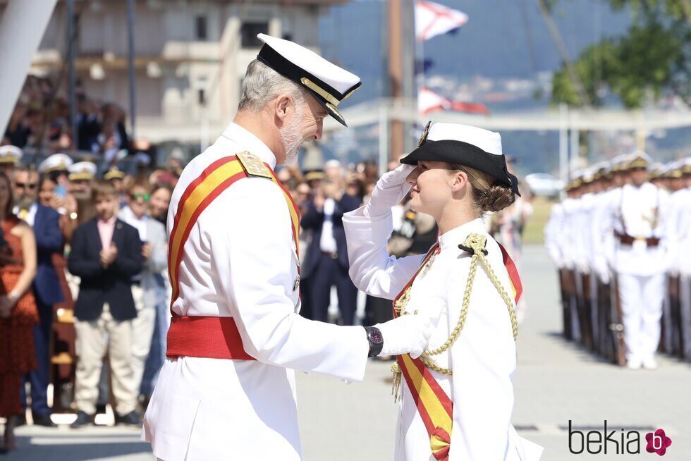 El Rey Felipe VI colocando a la Princesa Leonor la Gran Cruz del Mérito Naval en Marín