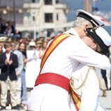 El Rey Felipe VI y la Princesa Leonor se dan un abrazo en el acto en el que la Princesa Leonor recibió la Gran Cruz del Mérito Naval