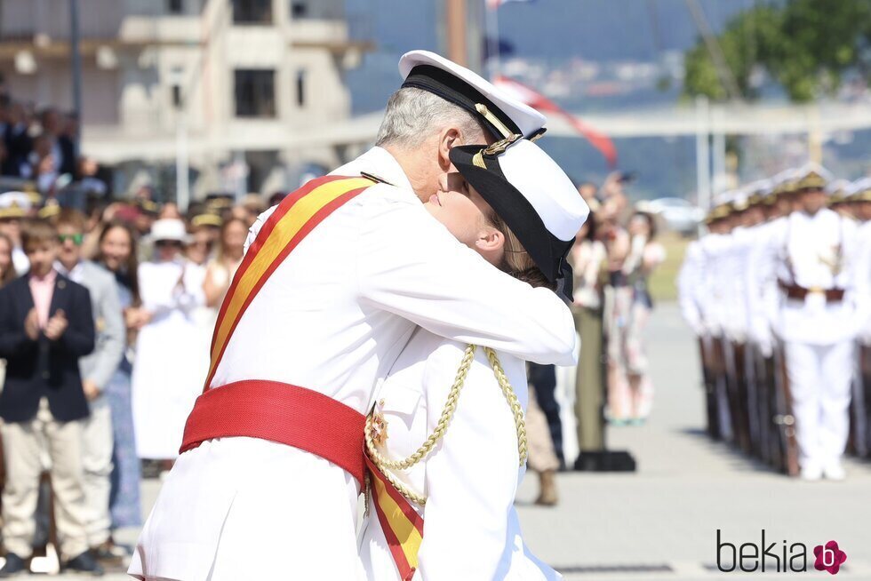 El Rey Felipe VI y la Princesa Leonor se dan un abrazo en el acto en el que la Princesa Leonor recibió la Gran Cruz del Mérito Naval