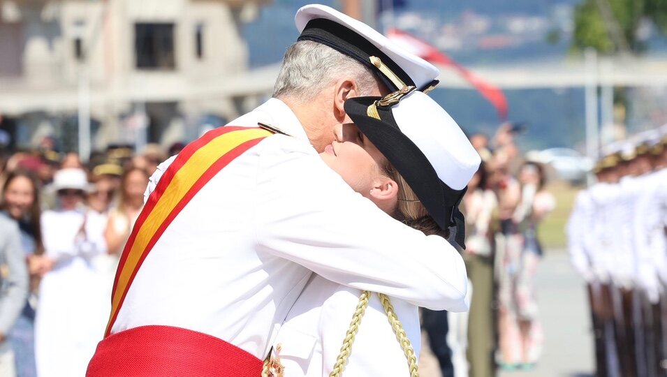 El rey Felipe VI y la princesa Leonor reciben un abrazo en el acto en el que la princesa Leonor recibió la gran cruz del mérito naval