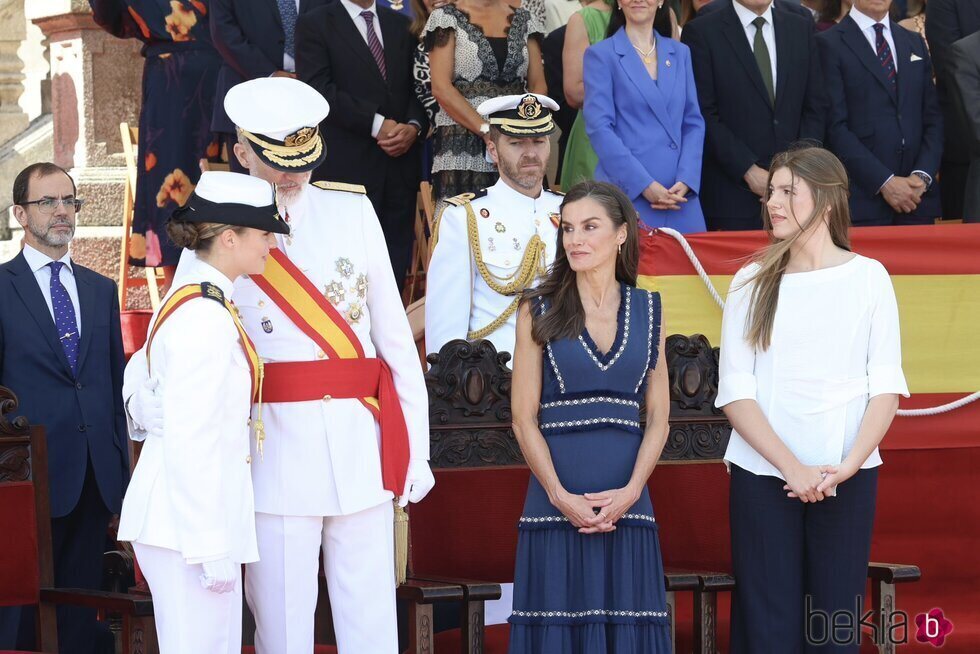 Los Reyes Felipe y Letizia y sus hijas Leonor y Sofía en el acto en el que la Princesa Leonor recibió la Gran Cruz del Mérito Naval