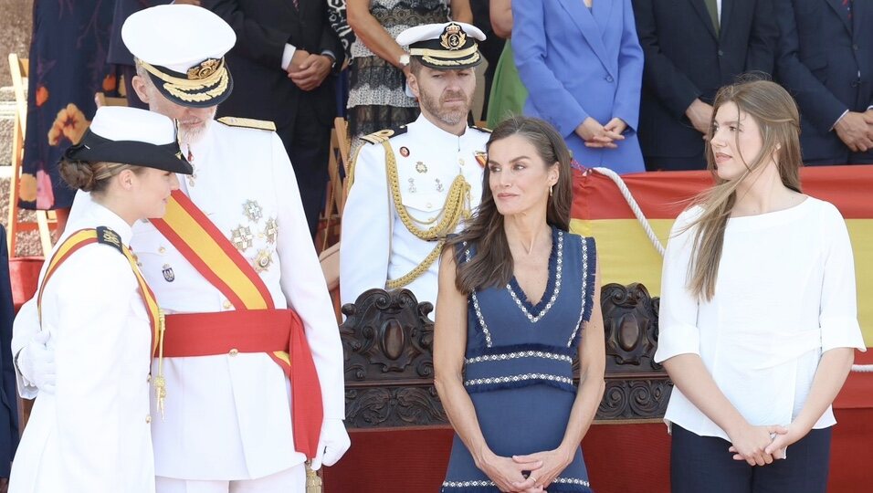 Los reyes Felipe y Letizia y sus hijas Leonor y Sofía en el acto en el que la princesa Leonor recibió la gran cruz del mérito naval