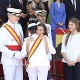La Reina Letizia y la Princesa Leonor se abrazan en presencia del Rey Felipe VI y la Infanta Sofía en Marín