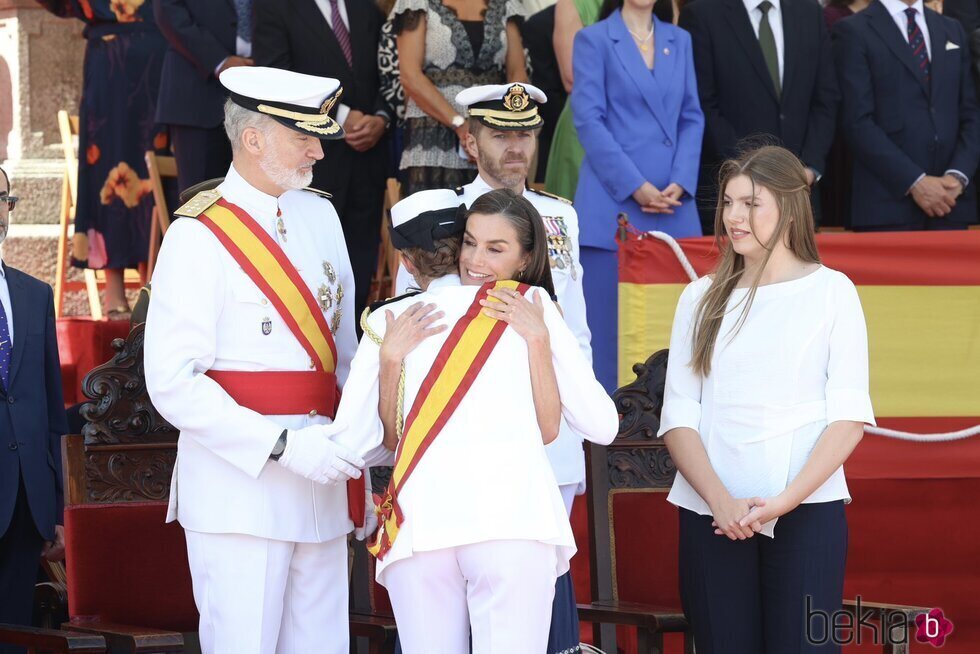 La Reina Letizia y la Princesa Leonor se abrazan en presencia del Rey Felipe VI y la Infanta Sofía en Marín
