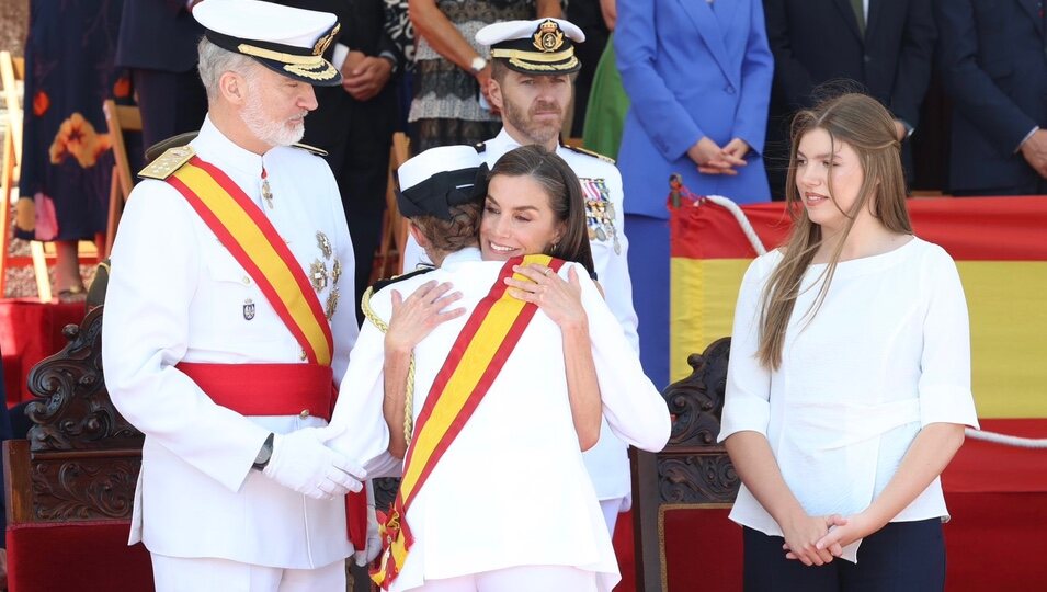 La reina Letizia y la princesa Leonor abrazan en presencia del rey Felipe VI y la Sofía Infanta en Marín