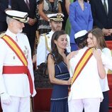 La Princesa Leonor y la Infanta Sofía se abrazan en presencia de los Reyes Felipe y Letizia en Marín