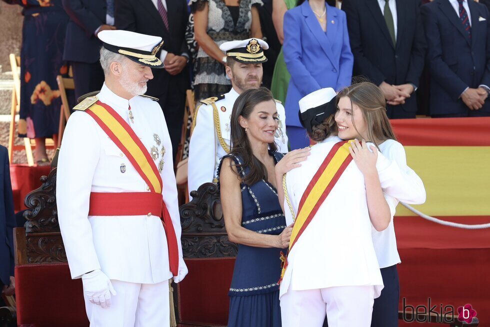 La Princesa Leonor y la Infanta Sofía se abrazan en presencia de los Reyes Felipe y Letizia en Marín