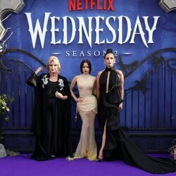 Joanna Lumley, Jenna Ortega y Catherine Zeta-Jones en la alfombra roja de la Premier de 'Wednesday'