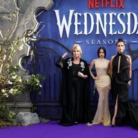 Joanna Lumley, Jenna Ortega y Catherine Zeta-Jones en la alfombra roja de la Premier de 'Wednesday'