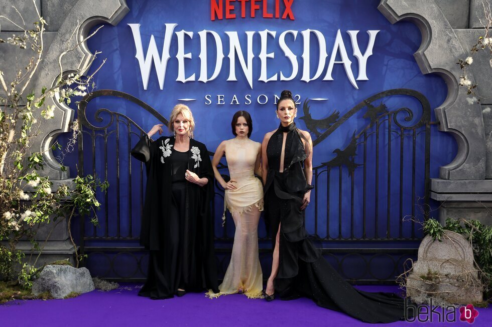 Joanna Lumley, Jenna Ortega y Catherine Zeta-Jones en la alfombra roja de la Premier de 'Wednesday'
