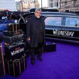 Luis Guzmán en la alfombra roja de la Premier de 'Wednesday'