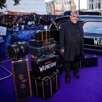 Luis Guzmán en la alfombra roja de la Premier de 'Wednesday'
