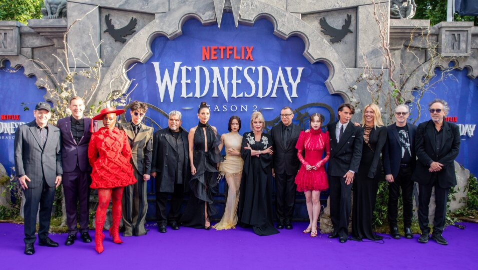 El elenco de la serie 'Miércoles' en la alfombra roja del 'Miércoles'