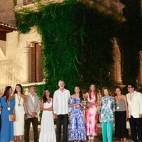 Los Reyes Felipe y Letizia, con Leonor y Sofía y la Reina Sofía acompañados por personas de la sociedad Balear en Marivent