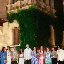 Los Reyes Felipe y Letizia, con Leonor y Sofía y la Reina Sofía acompañados por personas de la sociedad Balear en Marivent