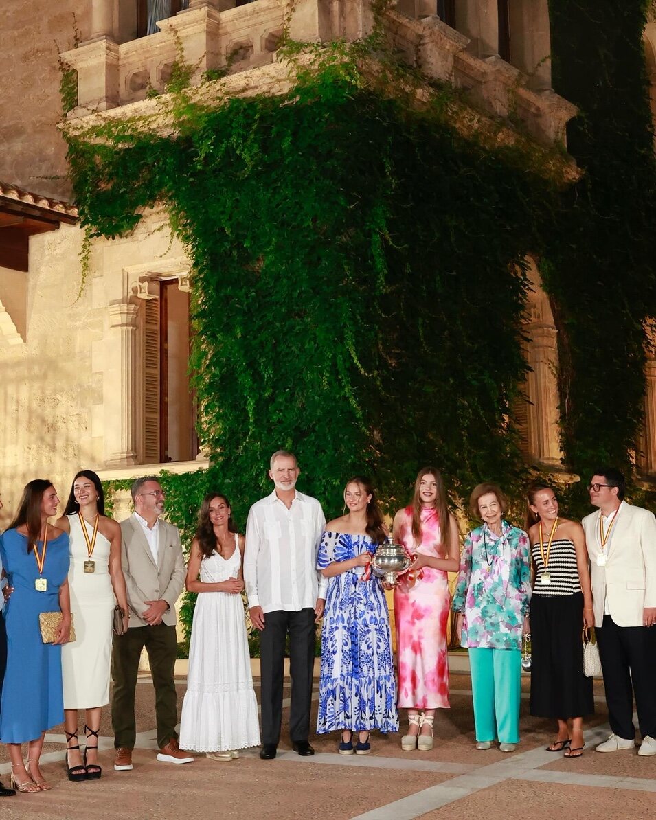 Los Reyes Felipe y Letizia, con Leonor y Sofía y la Reina Sofía acompañados por personas de la sociedad Balear en Marivent