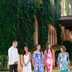 Los Reyes, la Princesa Leonor, la Infanta Sofía y la Reina Sofía charlan en la recepción en Marivent 2025
