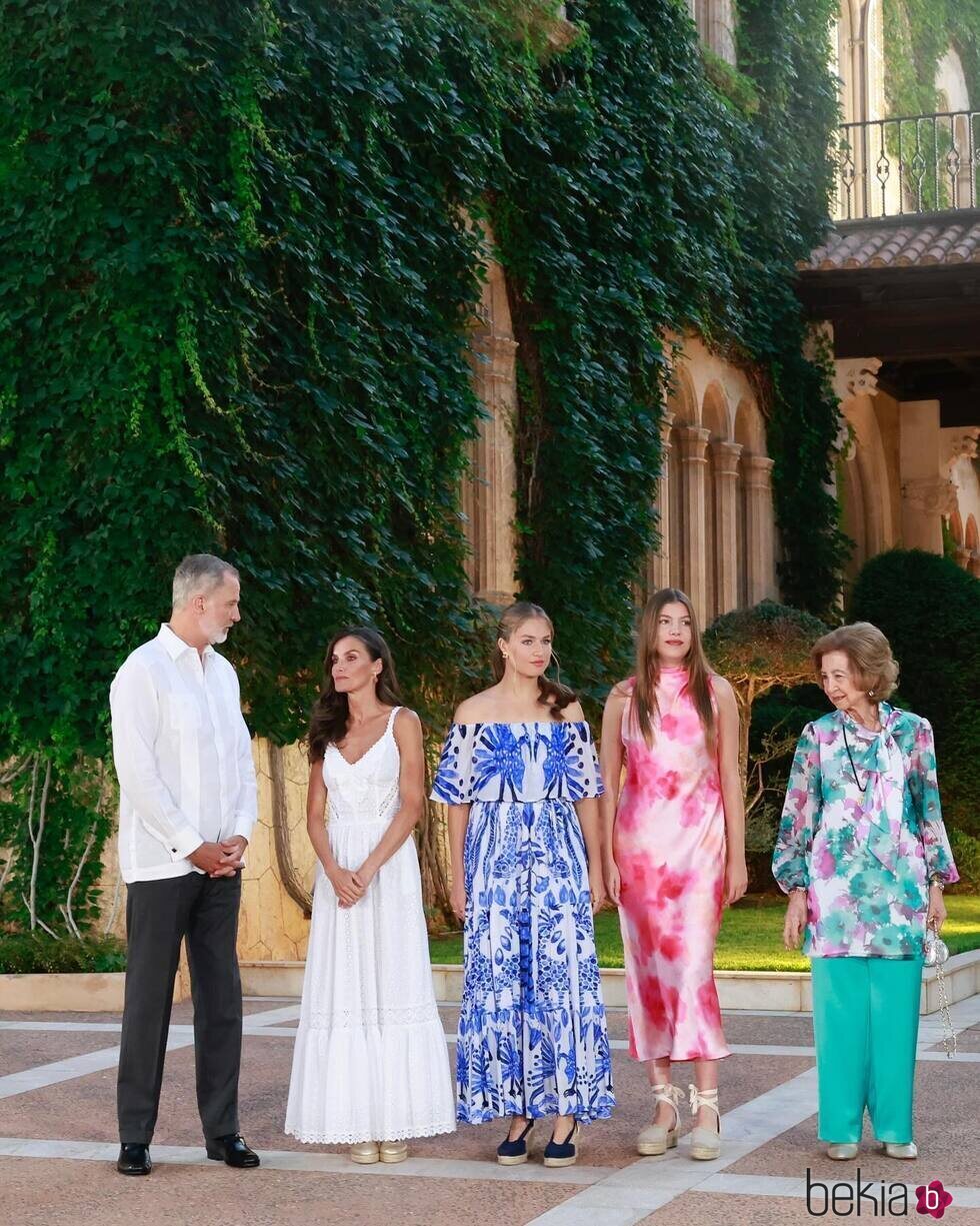 Los Reyes, la Princesa Leonor, la Infanta Sofía y la Reina Sofía charlan en la recepción en Marivent 2025