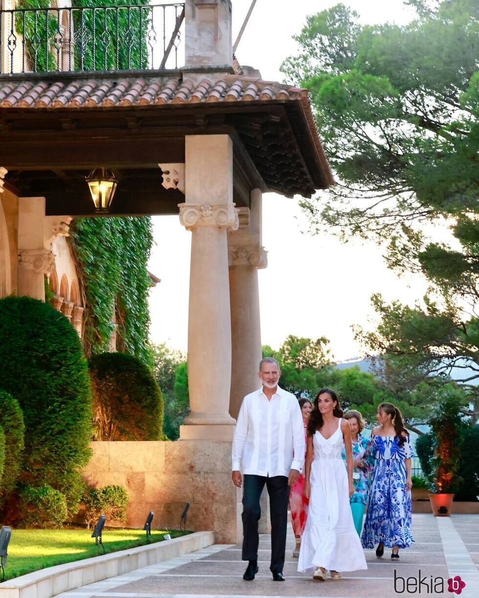 Los Reyes, la Princesa Leonor, la Infanta Sofía y la Reina Sofía llegan a la recepción en Marivent 2025