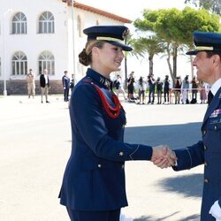 La Princesa Leonor saludando a su llegada a la Academia General del Aire y del Espacio
