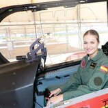La Princesa Leonor montada en un avión de enseñanza en la Academia General del Aire y del Espacio