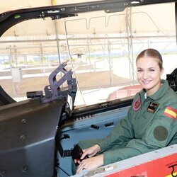 La Princesa Leonor montada en un avión de enseñanza en la Academia General del Aire y del Espacio