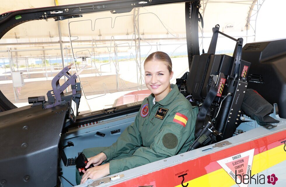 La Princesa Leonor montada en un avión de enseñanza en la Academia General del Aire y del Espacio