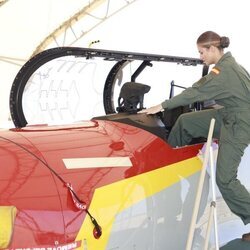 La Princesa Leonor montándose en un avión de enseñanza de la Academia General del Aire y del Espacio