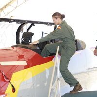 La Princesa Leonor montándose en un avión de enseñanza de la Academia General del Aire y del Espacio