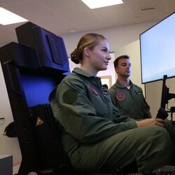 La Princesa Leonor en un simulador de la Academia General del Aire y del Espacio