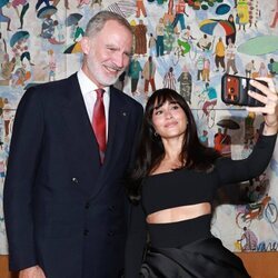 El Rey Felipe VI y Aitana posan para un selfie
