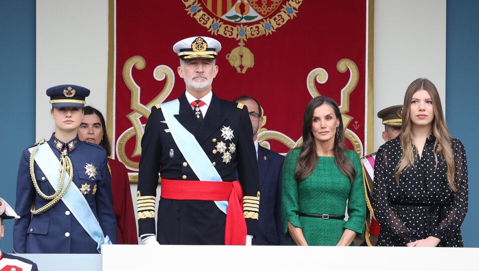 Los Reyes Felipe y Letizia, la Princesa Leonor y la Infanta Sofía presiden el desfile por el Día de la Hispanidad 2025