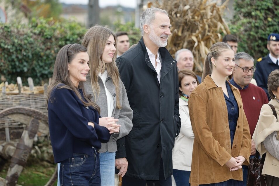 Los Reyes Felipe y Letizia, la Princesa Leonor y la Reina Letizia en su visita al Pueblo Ejemplar 2025