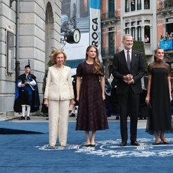 Los Reyes Felipe y Letizia, la Reina Sofía, la Princesa Leonor y la Infanta Sofía en los Premios Princesa de Asturias 2025