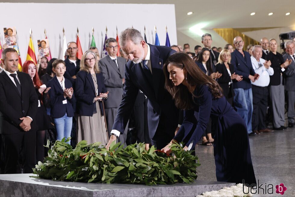 Los Reyes Felipe y Letizia dejando una corona de flores en el Funeral de Estado por las víctimas de la DANA