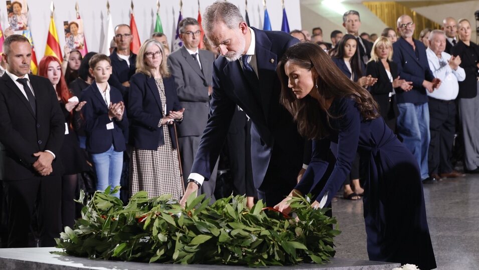 Los Reyes Felipe y Letizia dejando una corona de flores en el Funeral de Estado por las víctimas de la DANA