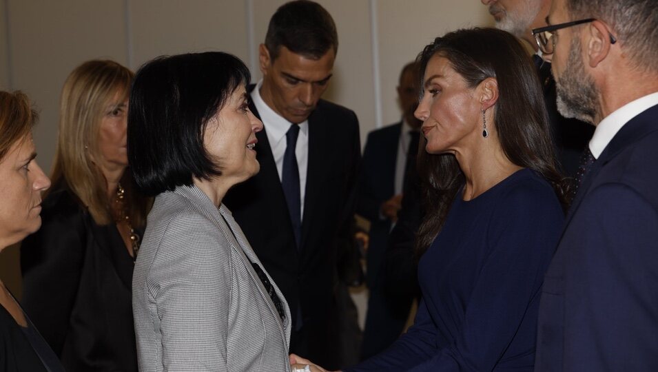 La Reina Letizia apoya a una de las mujeres que ha perdido seres queridos en la DANA