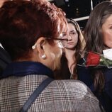 La Reina Letizia abrazando a una de las personas del Funeral de Estado por la DANA de Valencia