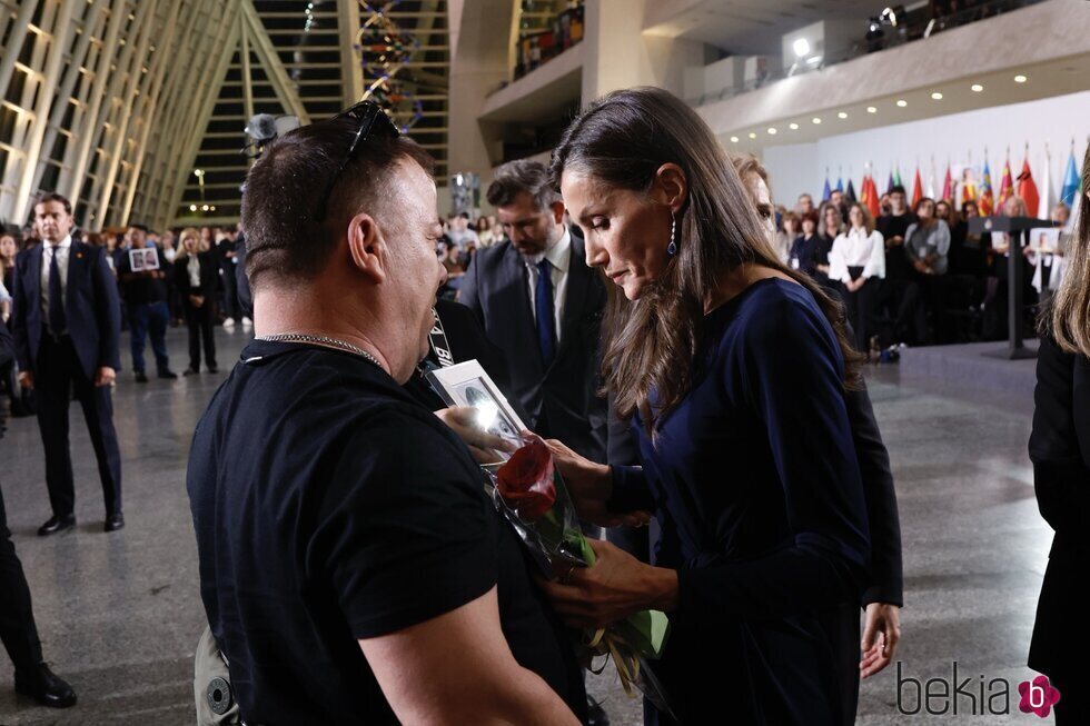 La Reina Letizia, apenada viendo la imagen de un niño fallecido en la DANA de Valencia